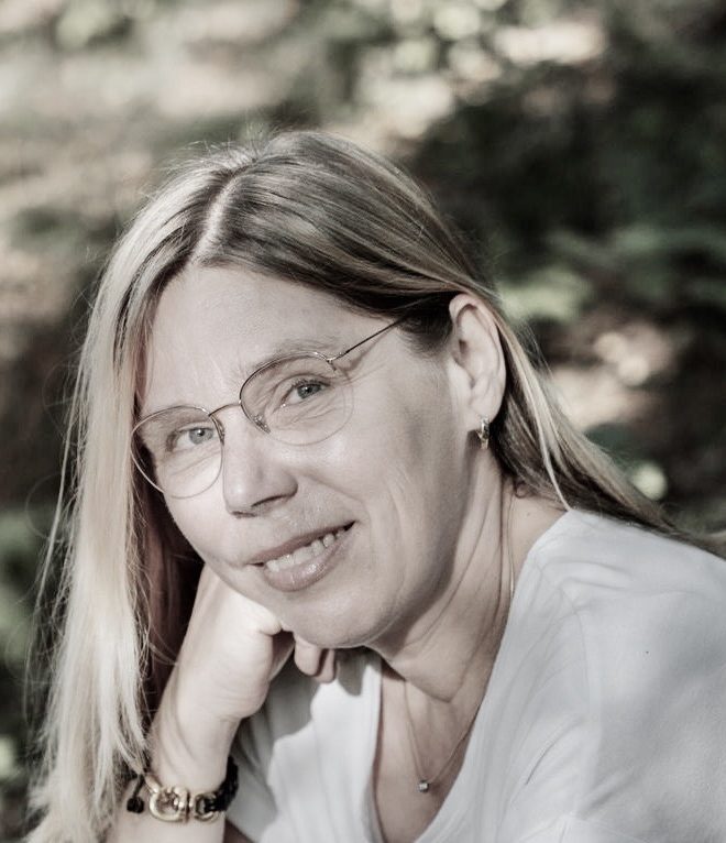 Ines Dorner, Trauerredner, freie Rednerin, Augsburg, Unterallgäu, Landsberg am Lech Eine Frau mit blonden Haaren und Brille lächelt sanft in die Kamera.